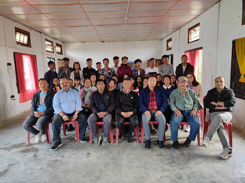 Participants with the theme speaker and lecturers at the talk- ‘Folktales Retold’ organized by Sao Chang College on April 24. 